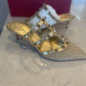 Beautiful New Gold Valentino Women’s Mule